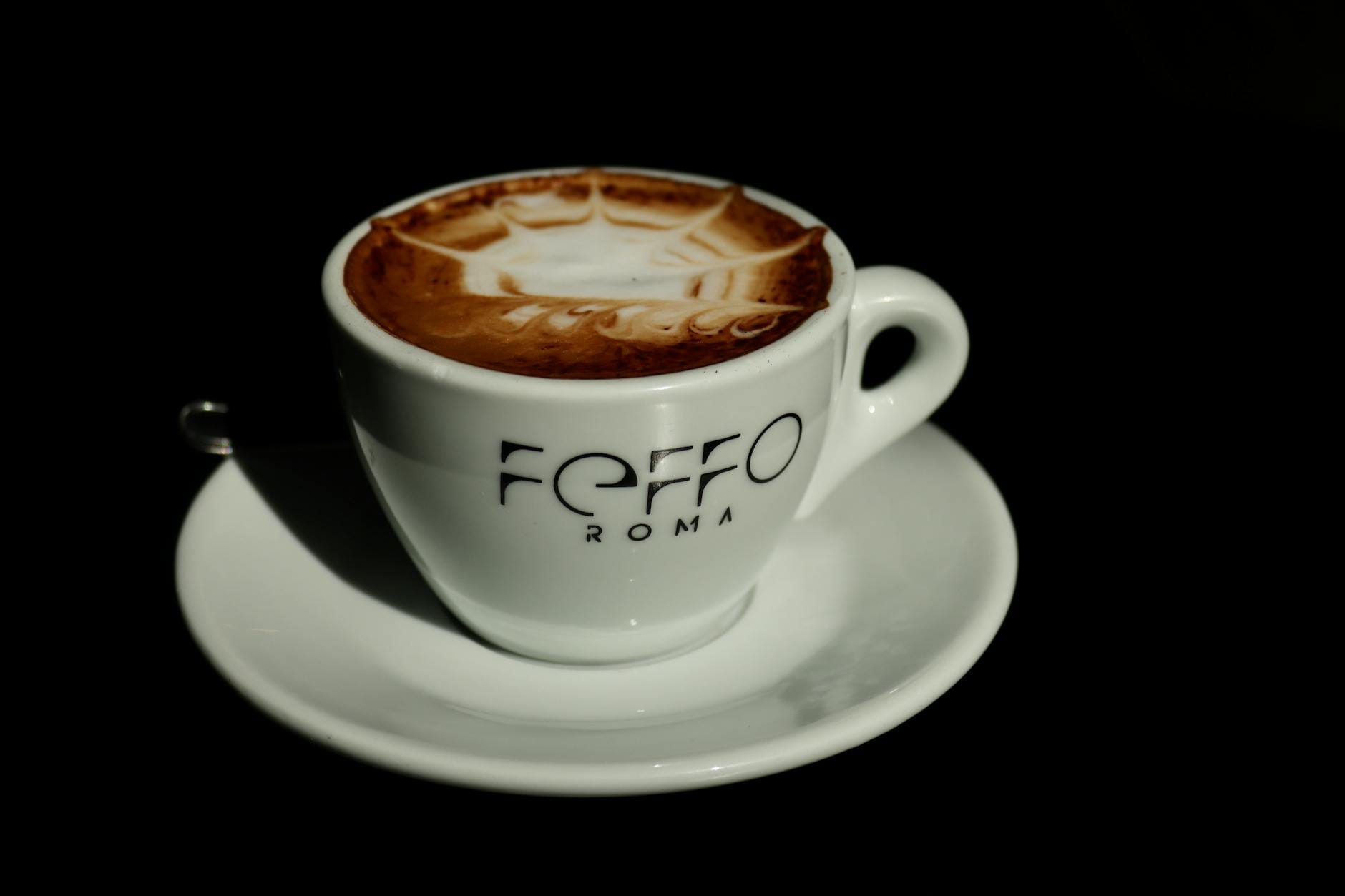 Cappuccino z latte art w rzymskiej kawiarni podczas włoskiego śniadania