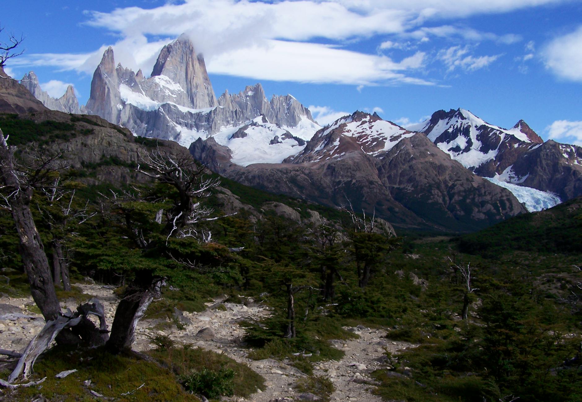 Góra Fitz Roy w Patagonii przy bezchmurnym, błękitnym niebie Góra Fitz Roy w Patagonii przy bezchmurnym, błękitnym niebie