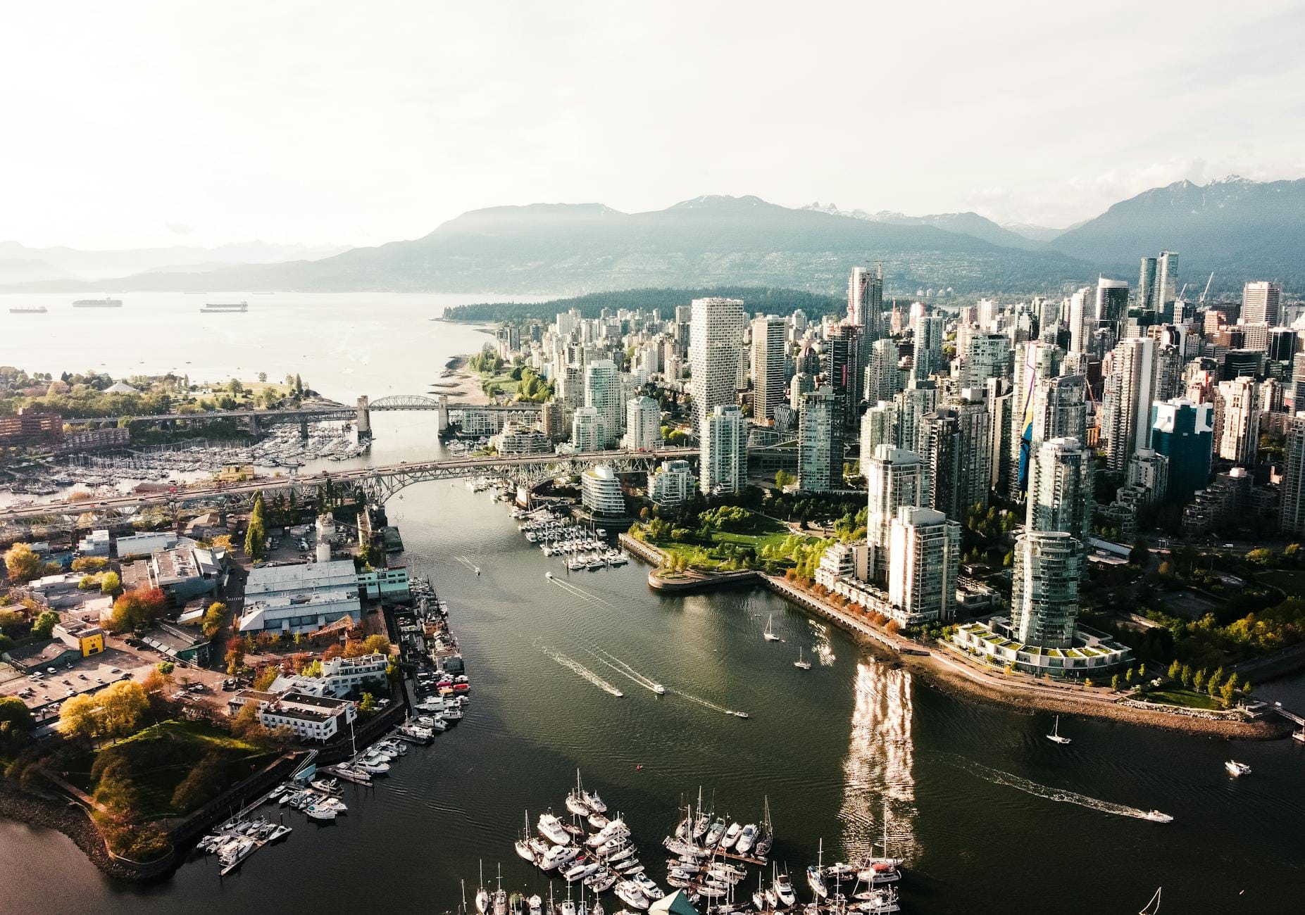 Panorama Vancouver z lotu ptaka z wieżowcami nad wodnymi kanałami