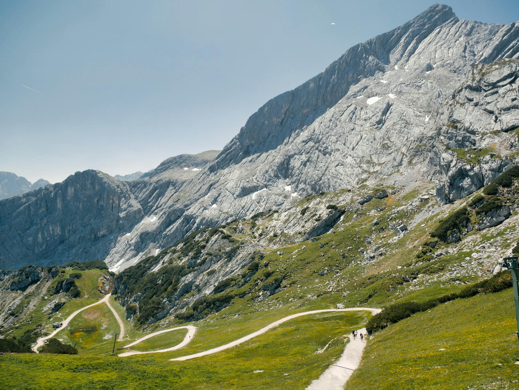Panoramiczny widok na łagodne szlaki i góry Tyrolu latem Panoramiczny widok na łagodne szlaki i góry Tyrolu latem
