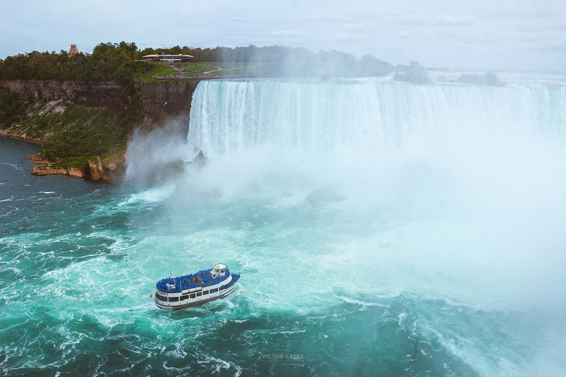 Statek wycieczkowy płynie we mgle pod wodospadem Niagara z lotu ptaka