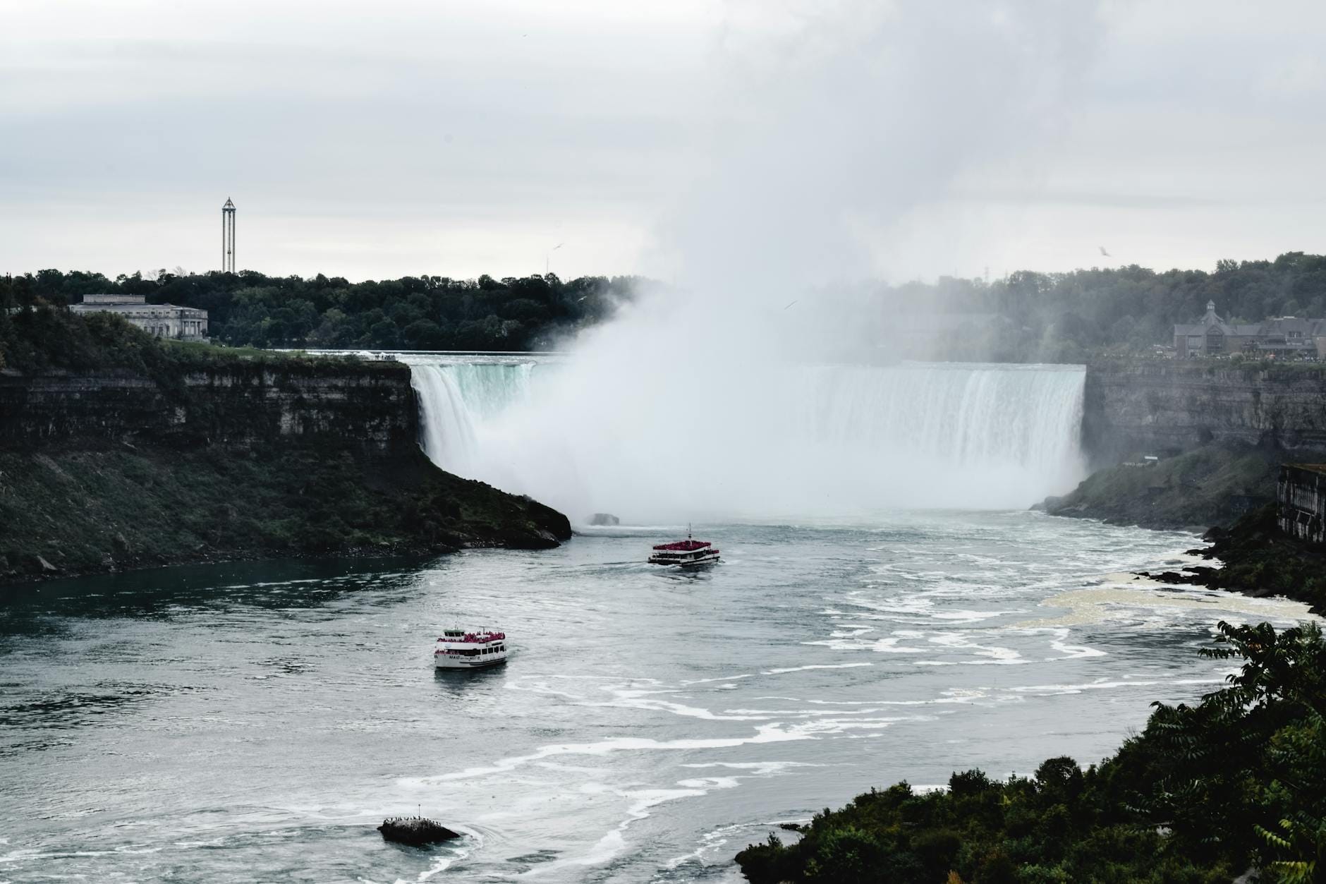 Statek wycieczkowy u podnóża wodospadu Niagara
