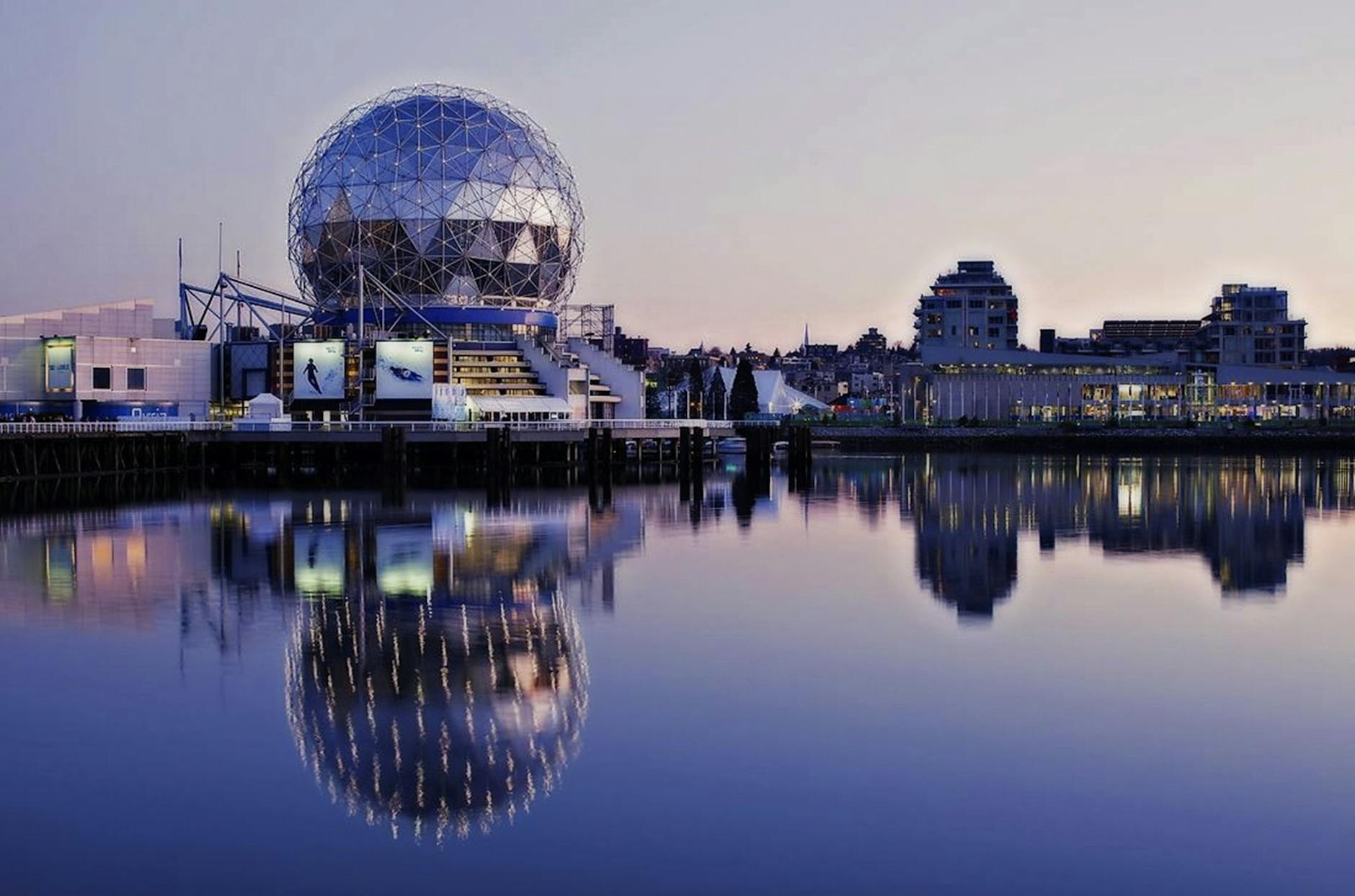 Zachód słońca nad kulą Science World nad zatoką False Creek w Vancouver