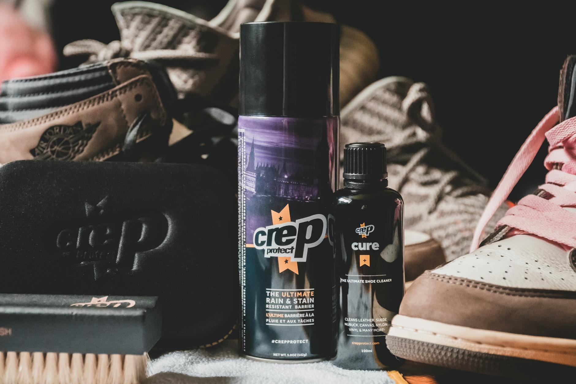 Zestaw szczotek i preparatów do czyszczenia oraz pielęgnacji butów skórzanych