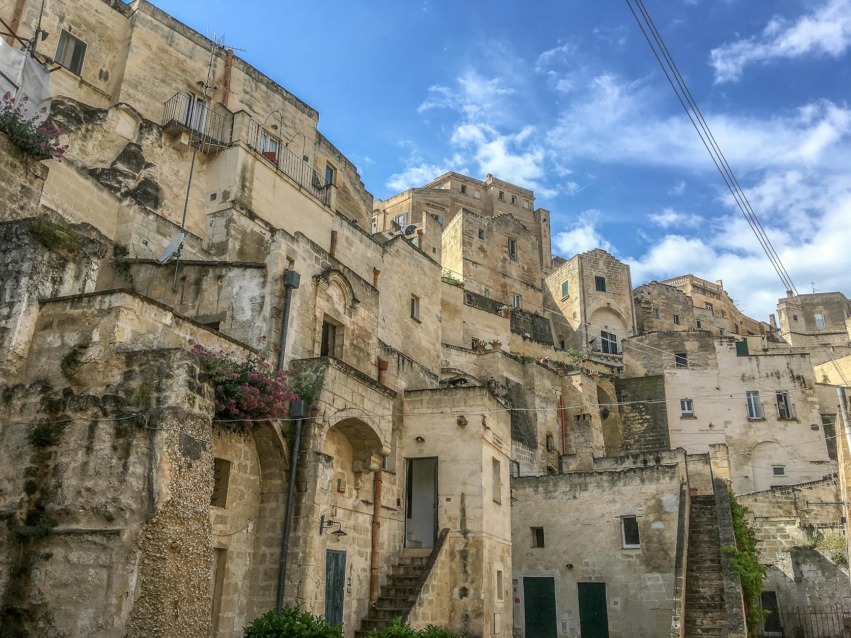 Kamienne zabudowania starego miasta Matera w słoneczny dzień