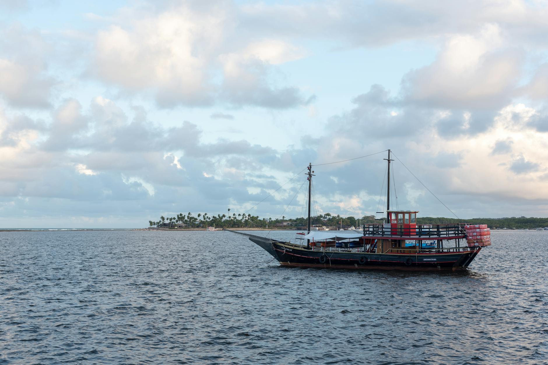 Łódź na spokojnym morzu u wybrzeży Arraial d’Ajuda w Bahia