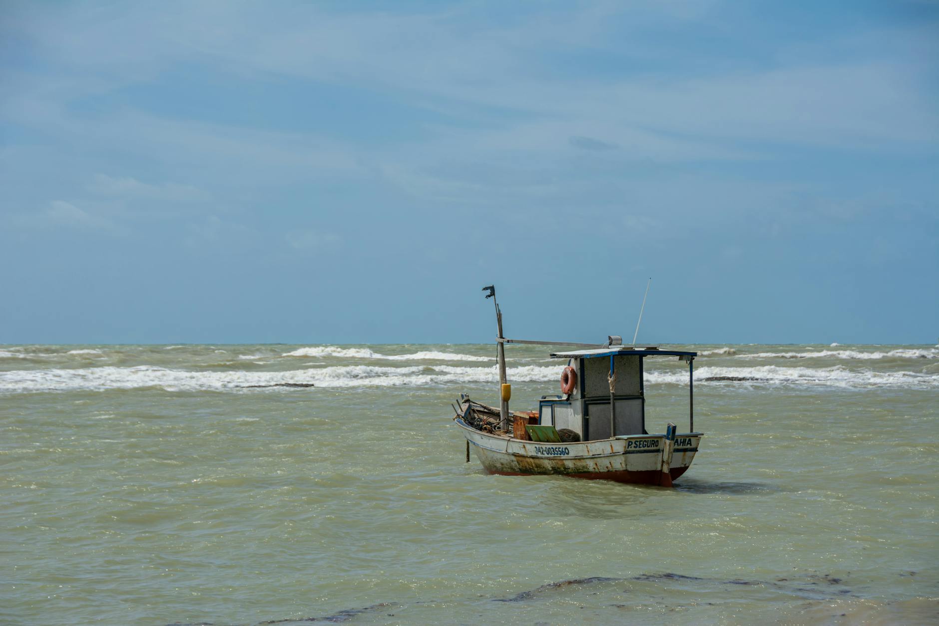 Mała łódź rybacka na morzu w Porto Seguro w słoneczny dzień