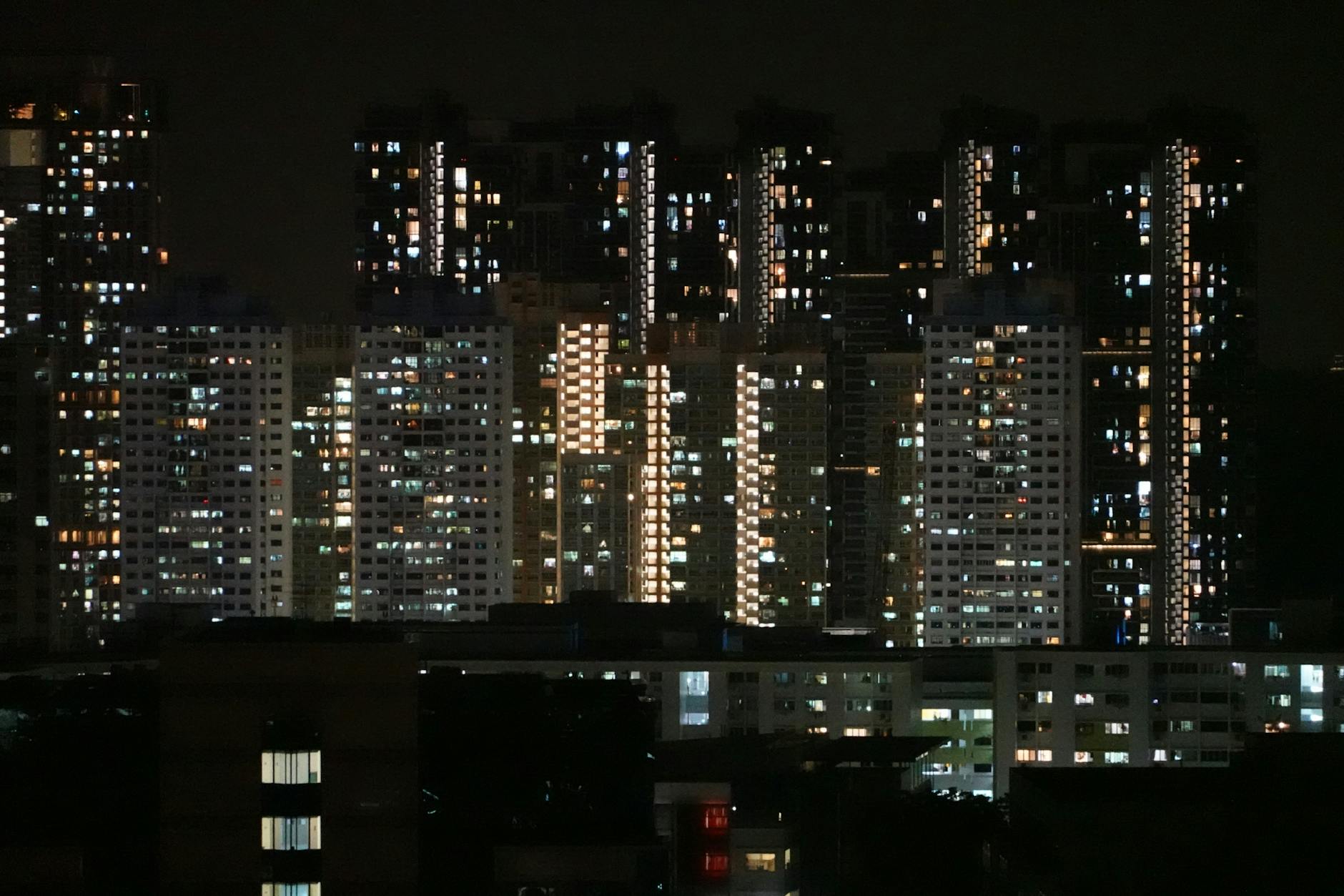 Nocna panorama Singapuru z oświetlonymi drapaczami chmur