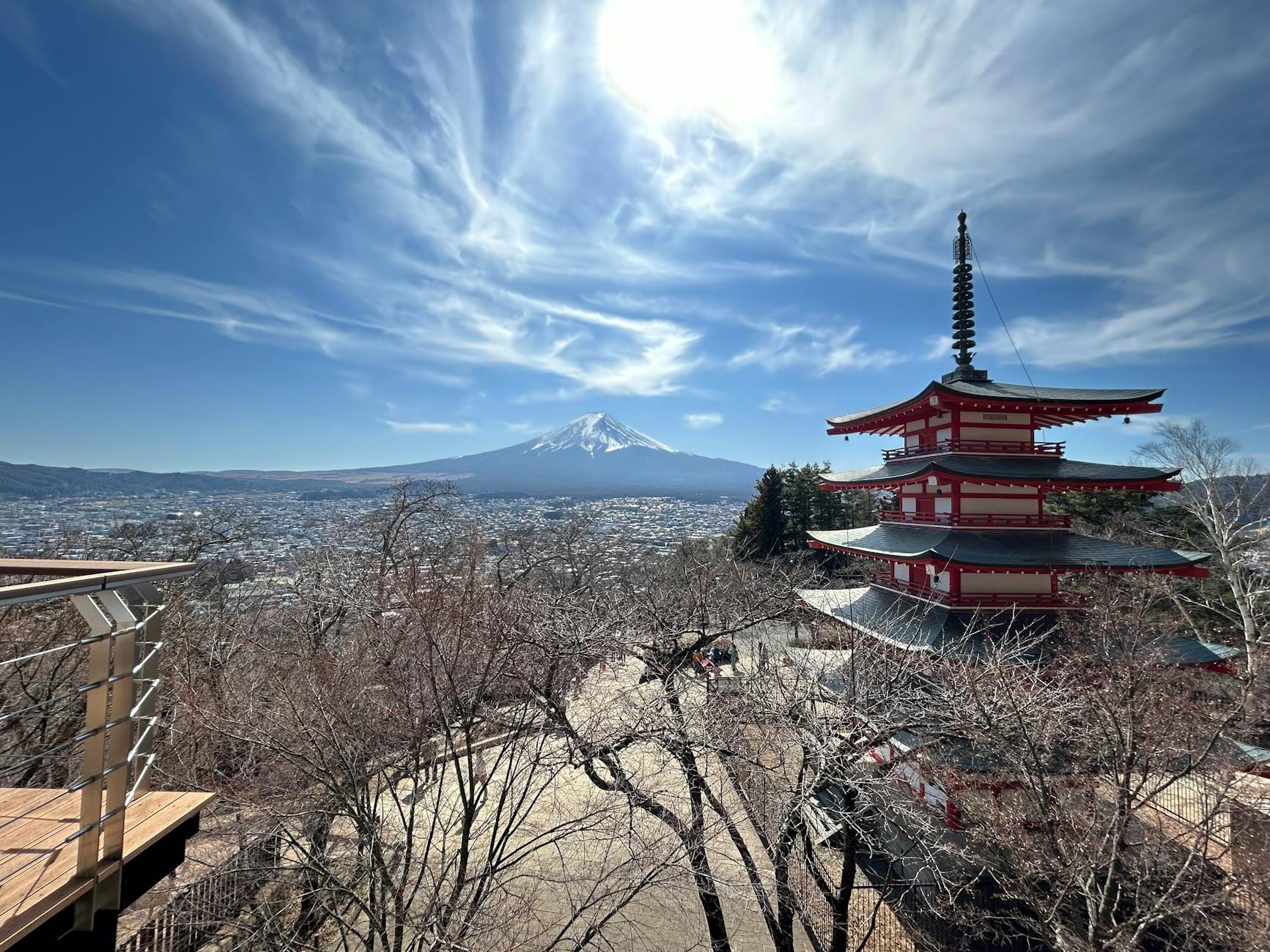 Pagoda Chureito z widokiem na Górę Fuji w słoneczny dzień