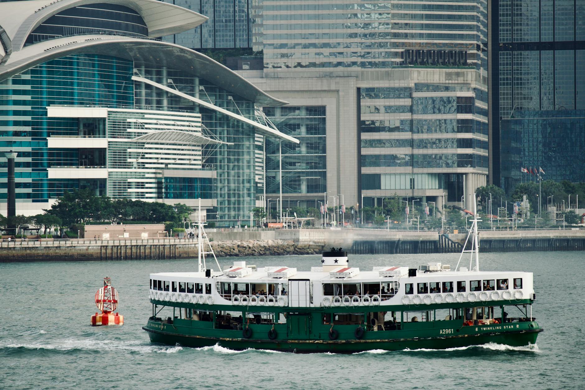 Prom Star Ferry na tle panoramy Hongkongu nad Victoria Harbour
