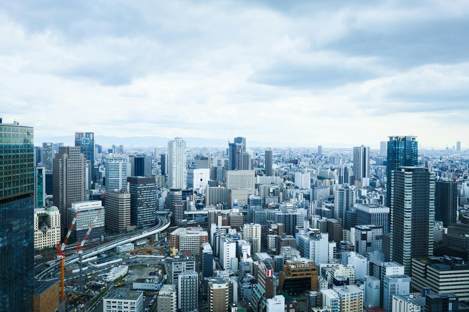 Panorama nowoczesnej panoramy Tokio z wieżowcami pod pochmurnym niebem