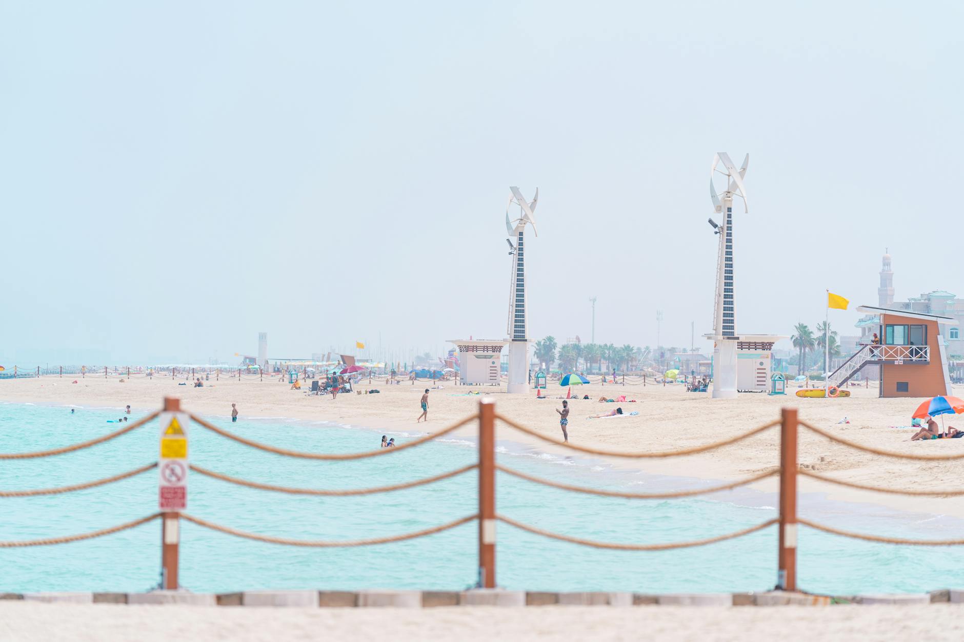 Rodzinna relaksacja na piaszczystej plaży w Dubaju nad turkusowym morzem