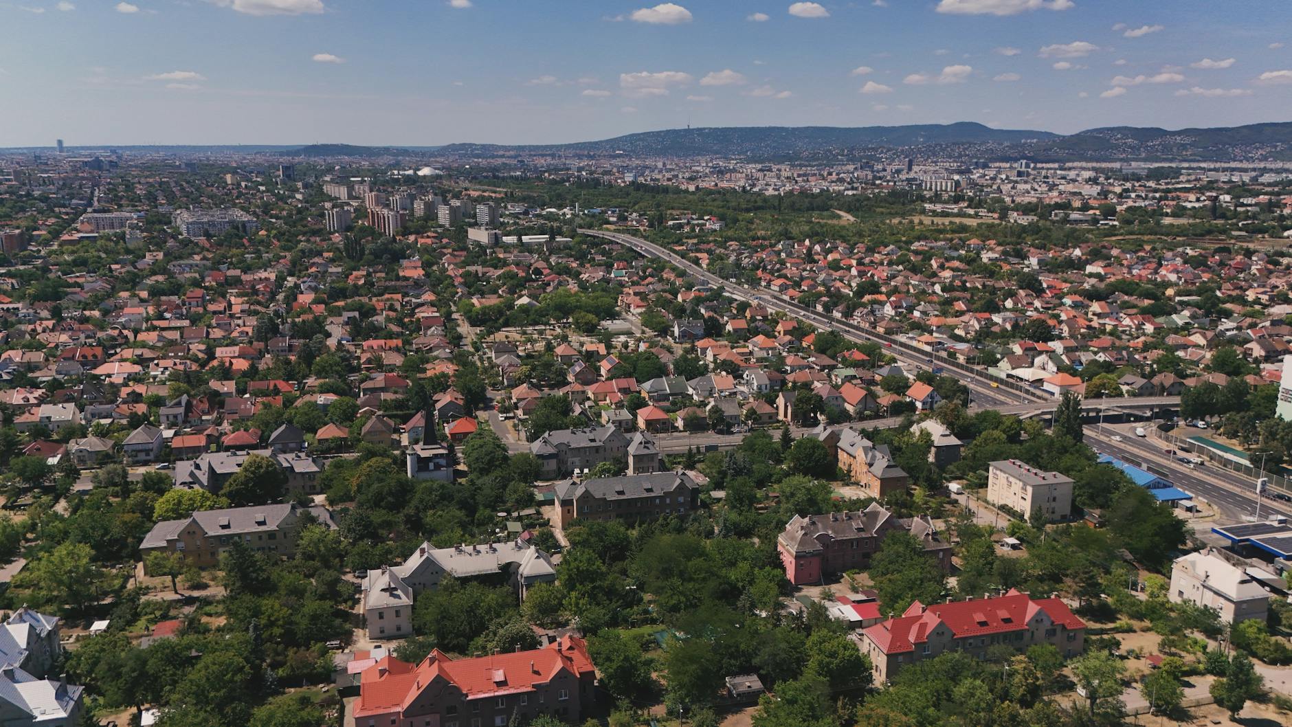 Panorama budapesztańskich przedmieść z lotu ptaka w słoneczny dzień
