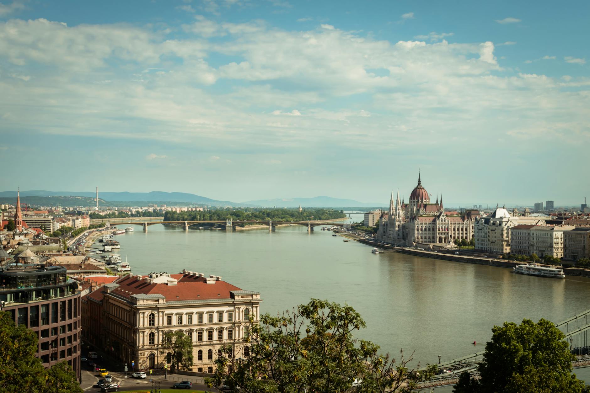 Panorama Budapesztu z Dunajem i zabytkowymi budynkami