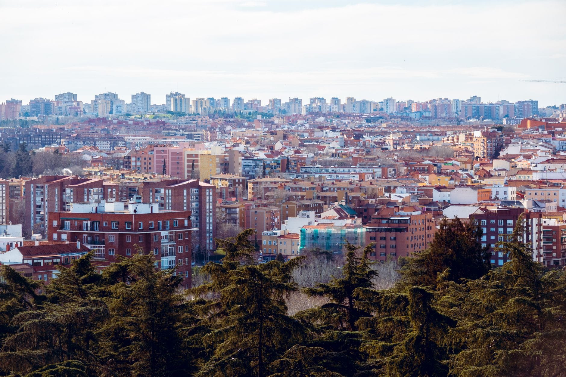 Panorama Madrytu z lotu ptaka i zabudowa miasta pod czystym niebem