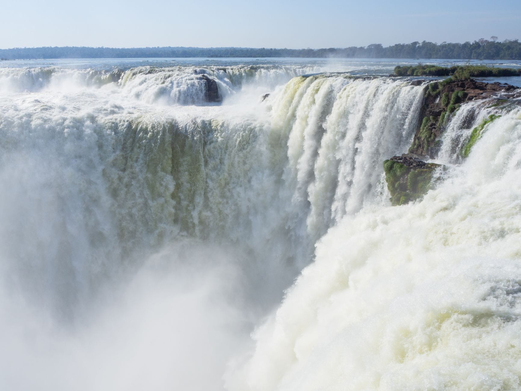 Potężne kaskady wodospadów Iguazu otoczone bujną zielenią