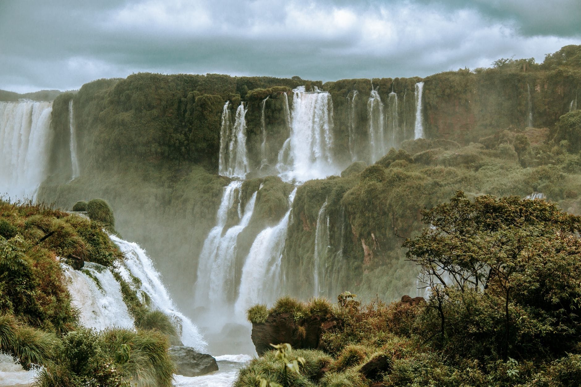 Iguazu: wodospady od strony Brazylii i Argentyny w jeden dzień Widok wodospadów Iguazu pośród zielonej selwy i unoszącej się mgły