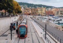 Lazurowe Wybrzeże pociągiem czy autem? Porównanie kosztów, wygody i parkingów Lazurowe Wybrzeże pociągiem czy autem? Porównanie kosztów, wygody i parkingów
