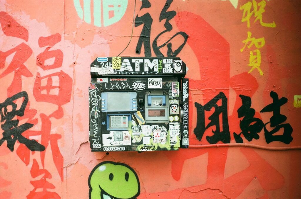 Jak płacić w Tajlandii? Gotówka, karta Revolut i prowizje w bankomatach ATM