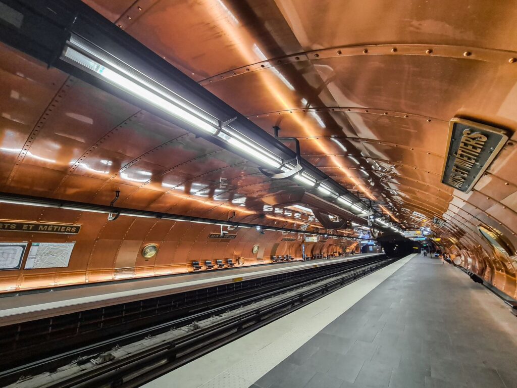 Bezpieczeństwo w Paryżu: niebezpieczne dzielnice, częste oszustwa i na co uważać w metrze